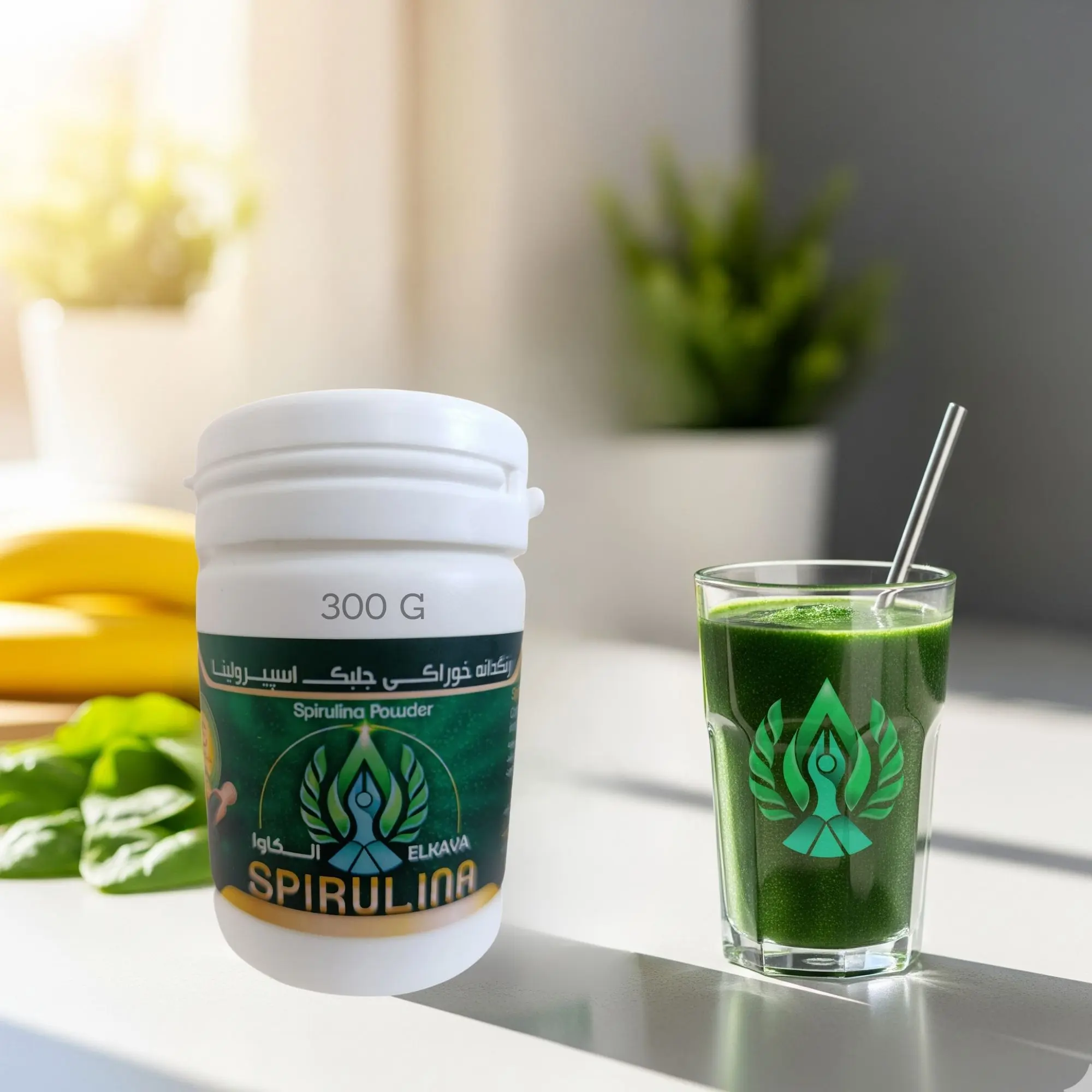 بسته ۳۰۰ گرمی پودر اسپیرولینا الکاوا روی میز صبحانه یک خانواده در کنار چند لیوان اسموتی سبز رنگ
